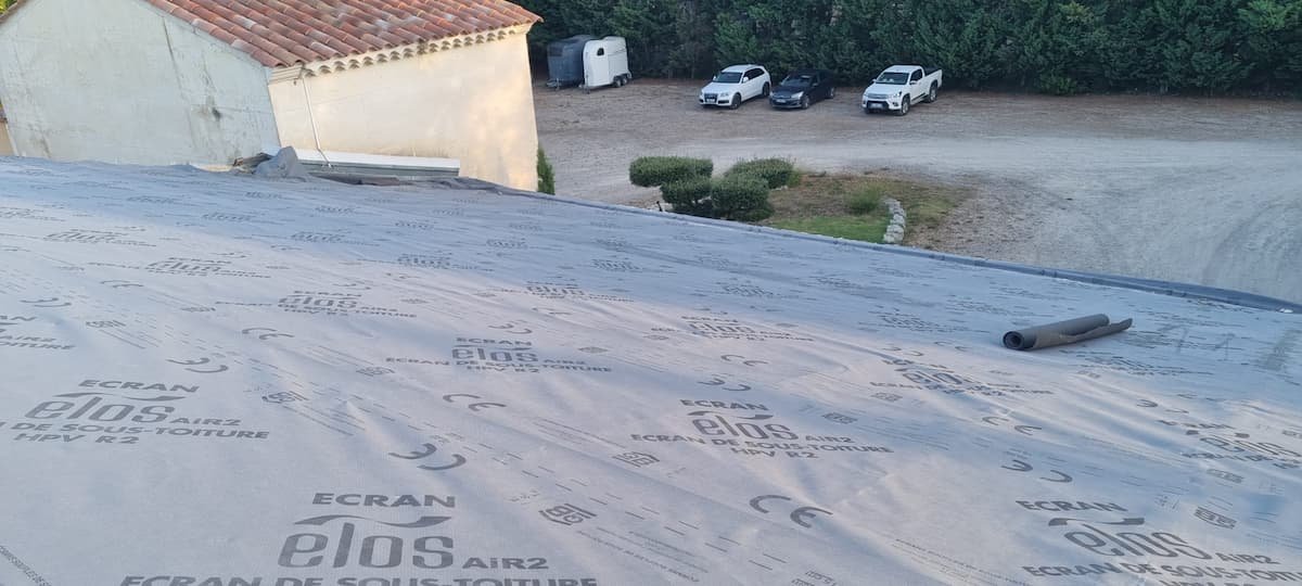 Écran sous-toiture posé pendant la rénovation à Châteaurenard
