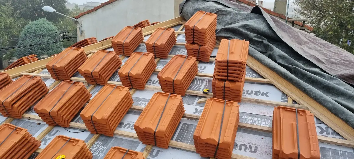 Chantier toiture : écran sous-toiture et tuiles - secteur de Vedène Pose de l'écran sous-toiture et des tuiles neuves, chantier secteur de Vedène